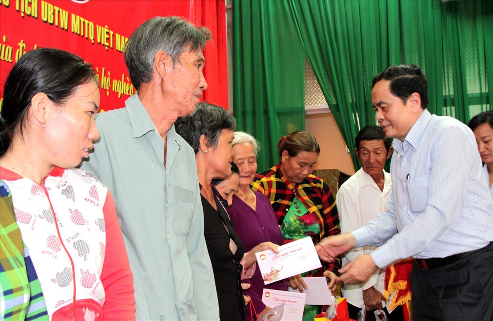 Chủ tịch Trần Thanh Mẫn trao quà Tết cho các gia đình. Ảnh: Quốc Trung