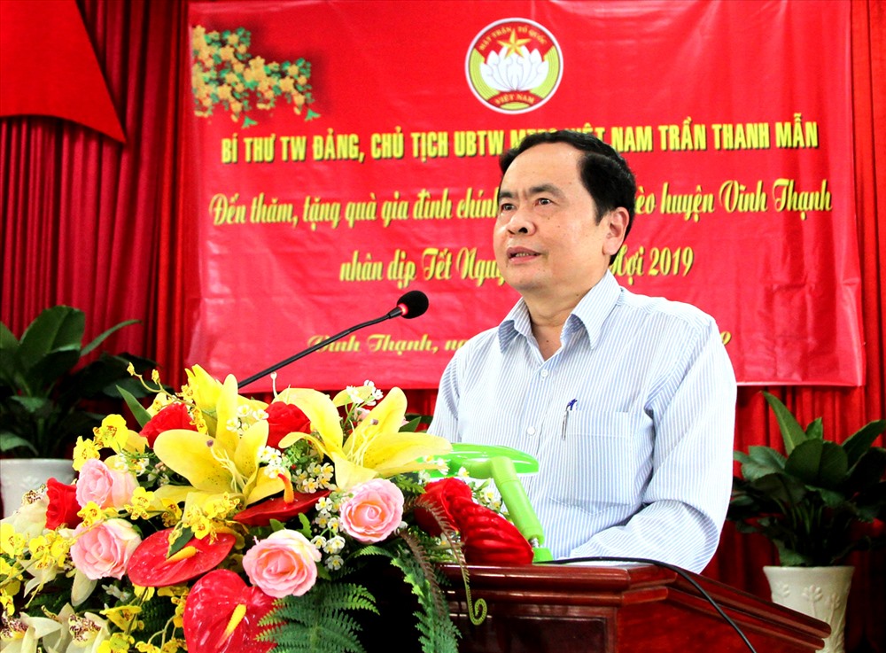 Chủ tịch Trần Thanh Mẫn phát biểu tại buổi trao quà. Ảnh: Q.T 