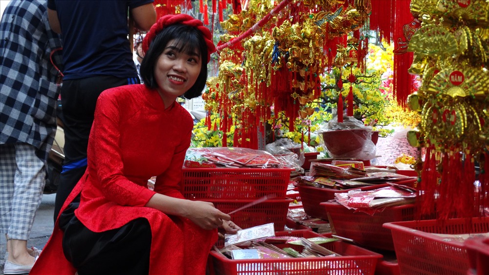 Chị  Nguyễn Kim Tuyến (quận Thủ Đức) đang lựa bao lì xì đỏ và những vật dụng trang trí tết. Chị cho hay năm nào cũng từ nhà sang đây để mua hàng vì giá cả hợp lý. Hôm nay, chị chỉ mua 80.000 đồng.