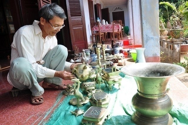 Trước Tết Nguyên đán, các gia đình người Việt thường làm lau dọn bàn thờ, tỉa chân nhang. Ảnh: Tin tức Việt Nam.