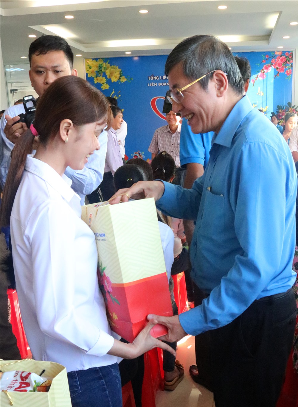 Đồng chí Trần Thanh Hải - Phó Chủ tịch Thường trực Tổng LĐLĐ Việt Nam trao quà cho CNLĐ