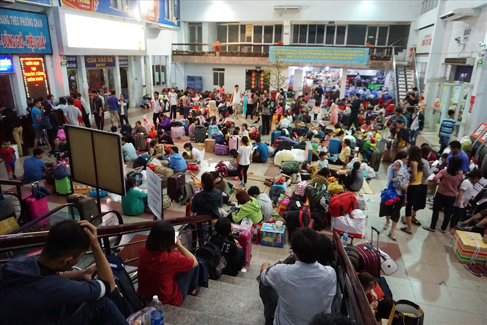 Sau sự cố tàu SE1 trật bánh, hàng nghìn hành khách phải vạ vật ở ga Sài Gòn vì tàu chậm giờ