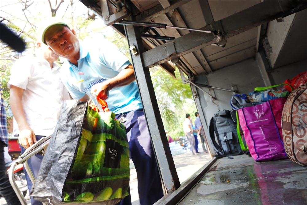 Ga Sài Gòn huy động nhân viên trợ giúp hành khách mang hành lý lên xe và từ xe lên tàu.
