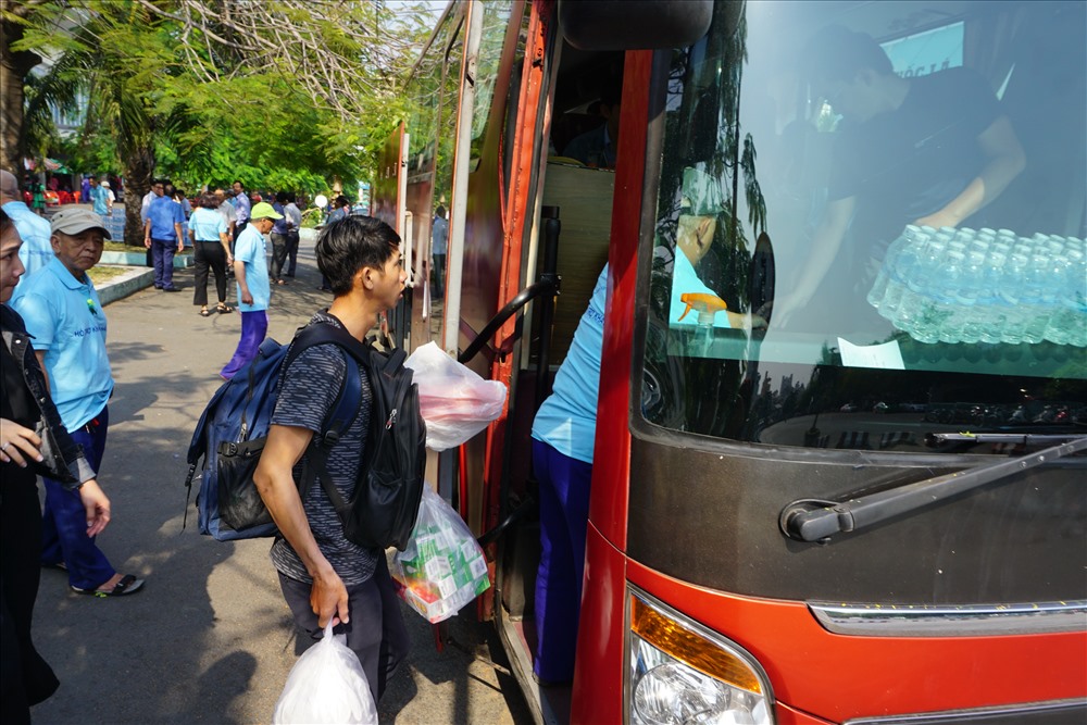 Hành khách mua vé đi tàu SE22 từ ga Sài Gòn lên ô tô ra ga Bình Thuận lên tàu