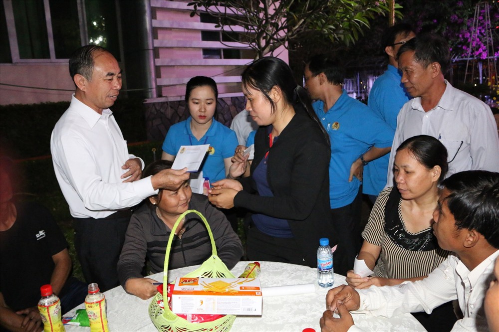 Đại diện lãnh đạo tỉnh Bình Phước trao quà tặng cho CN vui tết. Ảnh: C.H