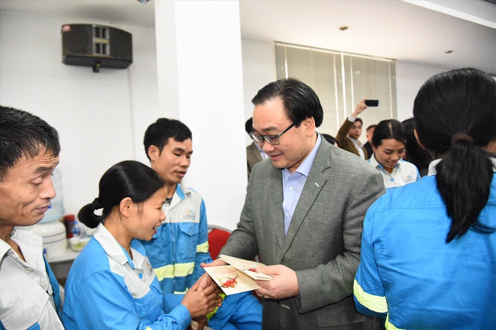 Đồng chí Hoàng Trung Hải tặng quà NLĐ Cty TNHH MTV môi trường đô thị Hà Nội. Ảnh: H.A
