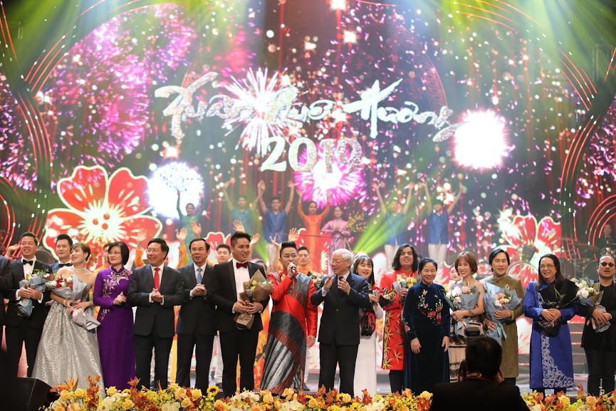 Tổng bí thư- Chủ tịch nước Nguyễn Phú Trọng lên tặng hoa cho các nghệ sỹ