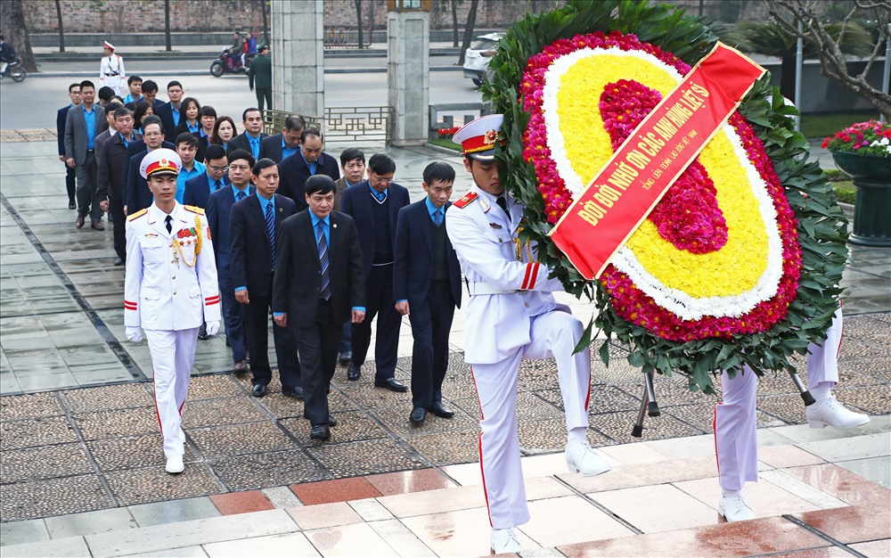 Đoàn đại biểu Tổng LĐLĐVN dâng hương tại Đài tưởng niệm các Anh hùng liệt sĩ Bắc Sơn. Ảnh: Vi Tô Thế