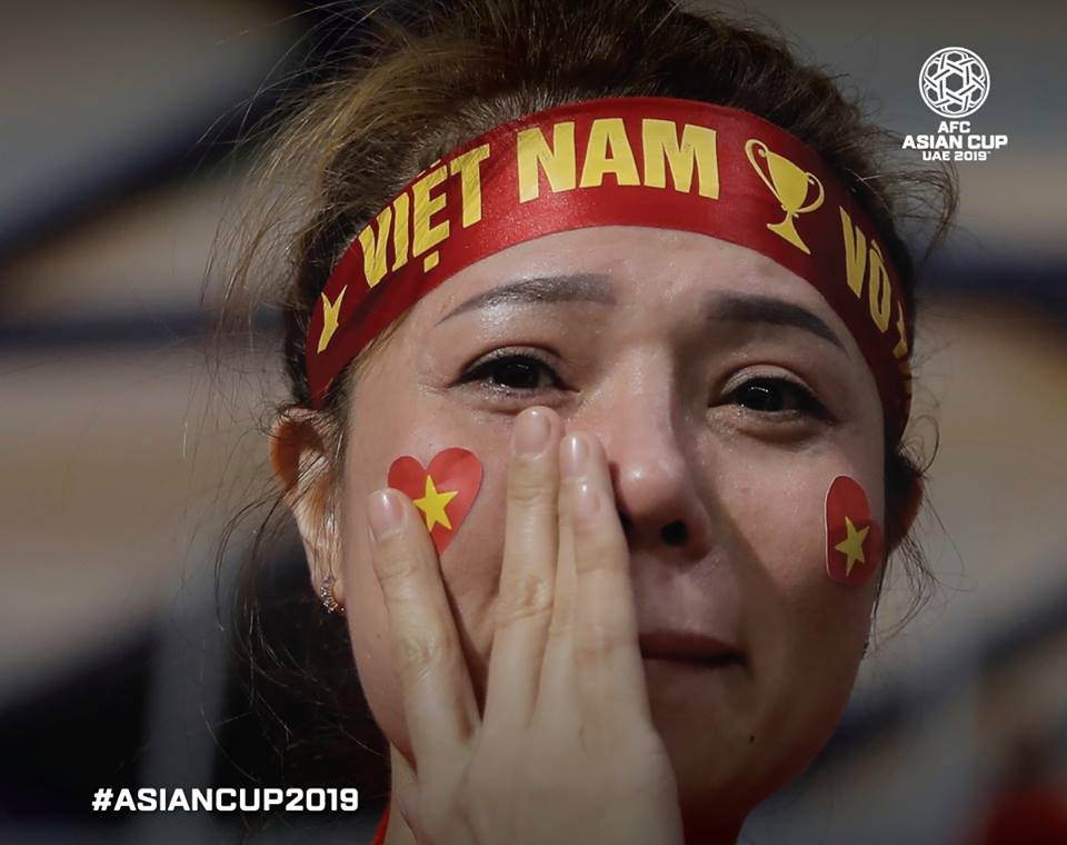 AFC chọn khoảnh khắc nữ CĐV Việt Nam lau nước mắt vào top 10 bức ảnh ấn tượng nhất vòng đấu.

