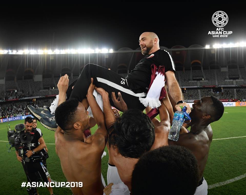 Đúng 1 năm trước, ông Felix Sanchez, HLV tuyển Qatar phải chịu nỗi buồn to lớn khi chứng kiến học trò thua U23 Việt Nam tại giải U23 châu Á. Năm nay, ông đã nở nụ cười rạng rỡ, ăn mừng chiến tích lịch sử của bóng đá Qatar. Lọt vào bán kết, Qatar chắc chắn sẽ có ít nhất tấm huy chương đồng vì năm nay Ban tổ chức Asian Cup trao luôn huy chương đồng chứ không tổ chức trận đấu tranh hạng ba.