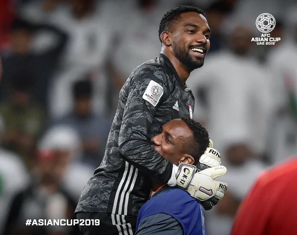 Thủ môn UAE chung vui với đồng đội sau chiến tích vào bán kết.