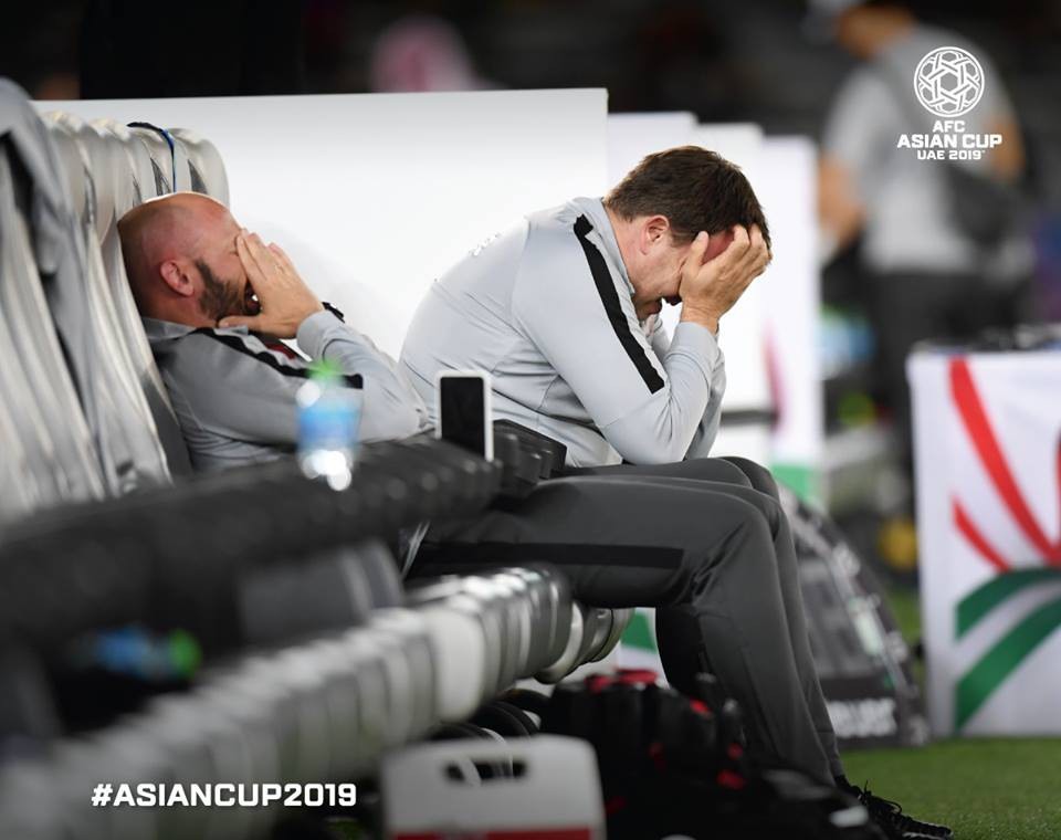 Hai thành viên ban huấn luyện tuyển Qatar ôm mặt khóc nức nở sau tiếng còi mãn cuộc trận tứ kết với Hàn Quốc. Đây là lần đầu tiên Qatar lọt vào bán kết Asian Cup 2019.