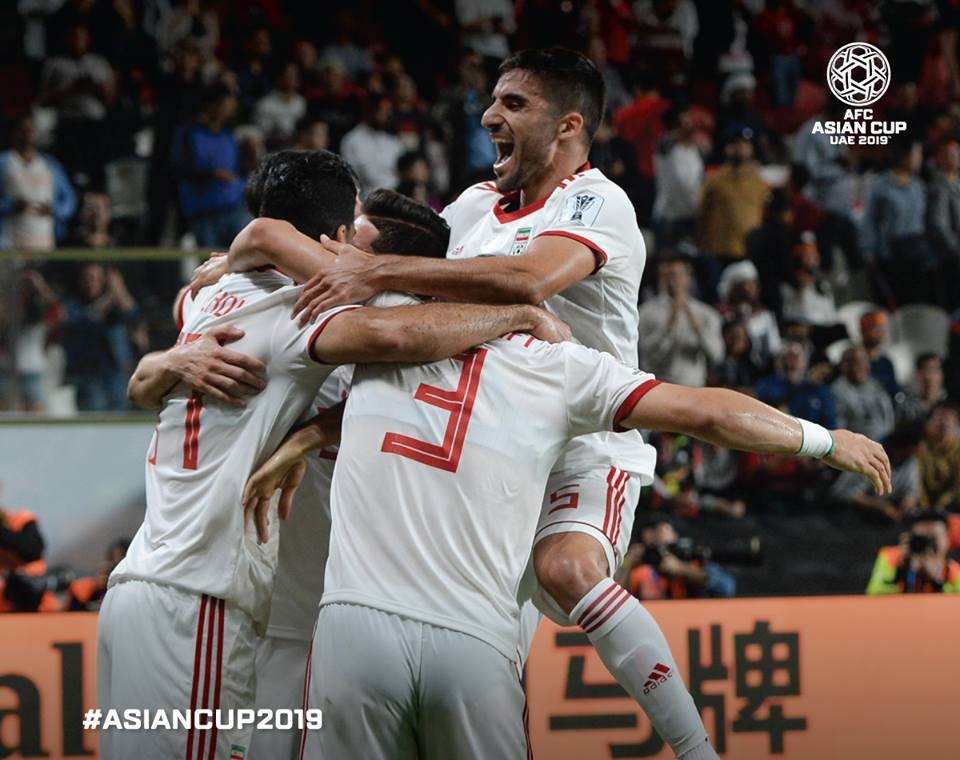 Các cầu thủ Iran vui mừng sau bàn thắng vào lưới Trung Quốc. Cùng với Qatar, Iran vẫn chưa để thủng lưới bàn nào. 21h tối nay, Iran sẽ đấu Nhật Bản ở bán kết.