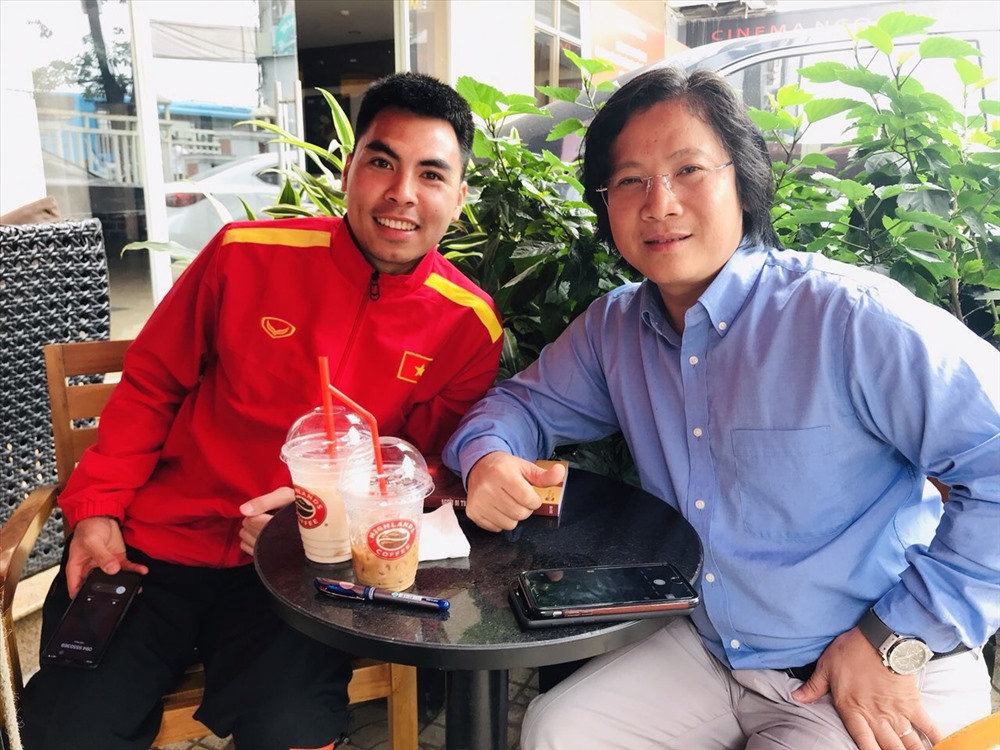 Phạm Đức Huy và tác giả 1 ngày trước khi cầu thủ này đi thi đấu ASIAN CUP 2019