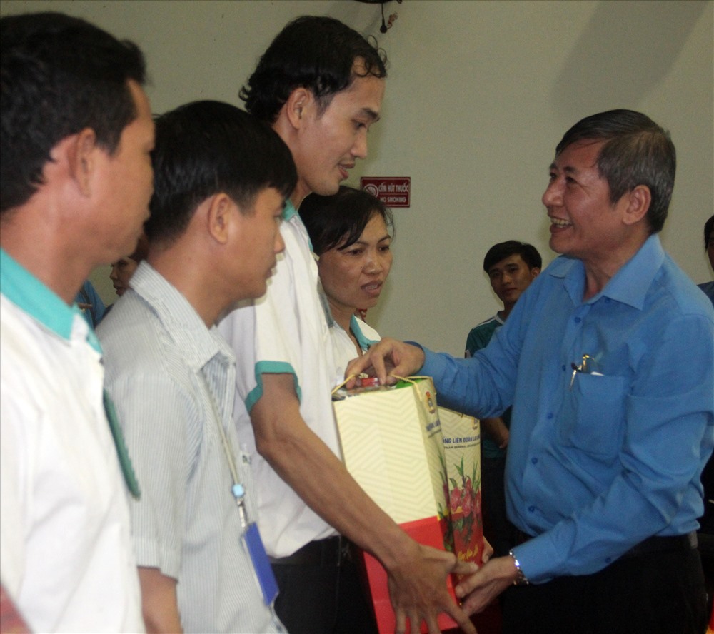 Đồng chí Trần Thanh Hải – Phó Chủ tịch Thường trực Tổng LĐLĐ Việt Nam trao quà cho công nhân lao động