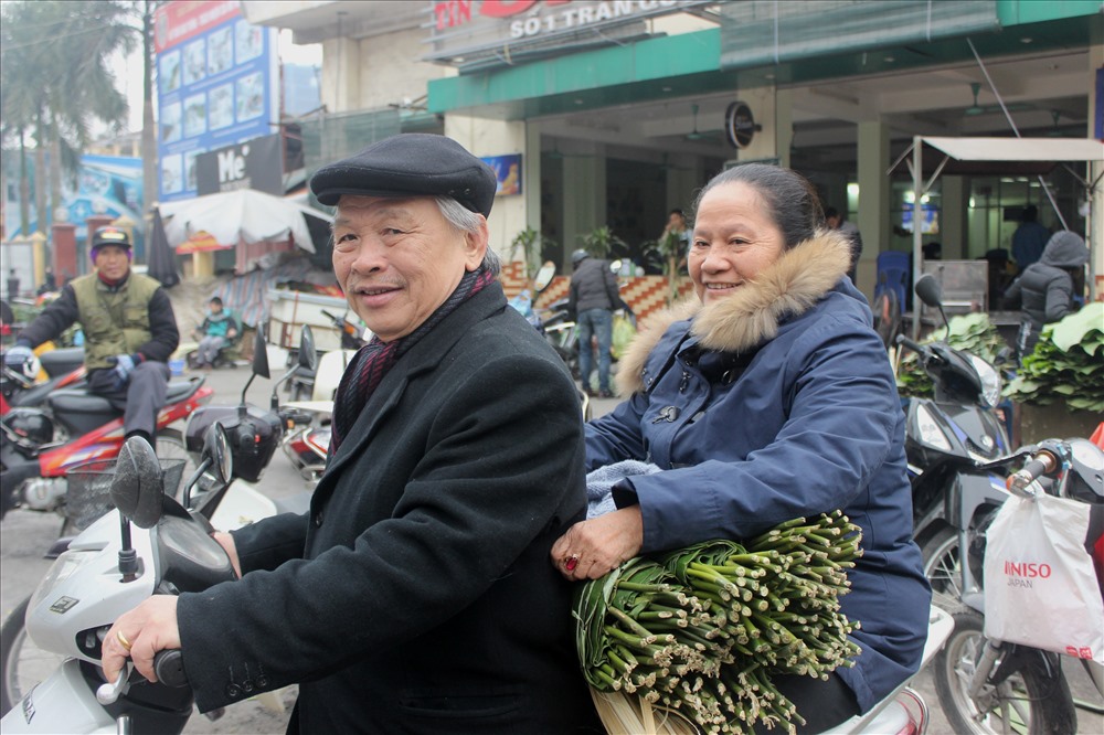 Khách hàng “trung thành” của chợ lá dong.