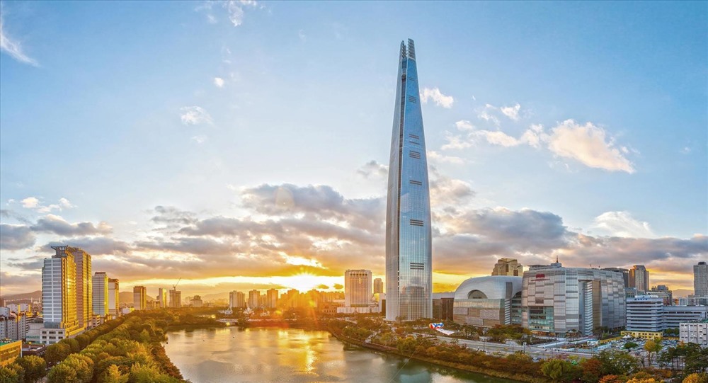 Tòa nhà Lotte World cao 555 mét, gồm 123 tầng. Lấy cảm hứng từ nghệ thuật gốm sứ và ngòi bút lông từ Hàn Quốc. Ảnh: KPF