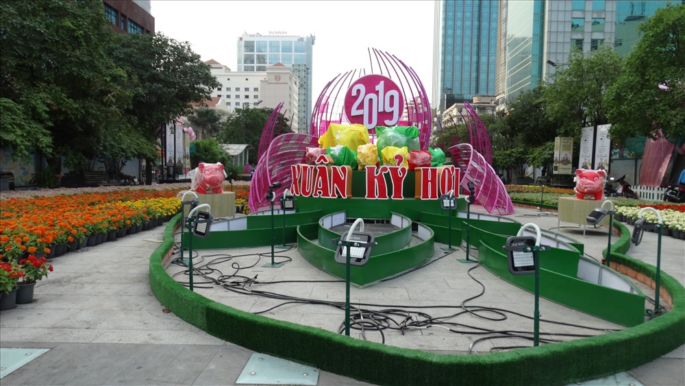 Cổng chào đoạn Nguyễn Huệ giao Tôn Đức Thắng cũng đang dần hoàn thiện hệ thống chiếu sáng.