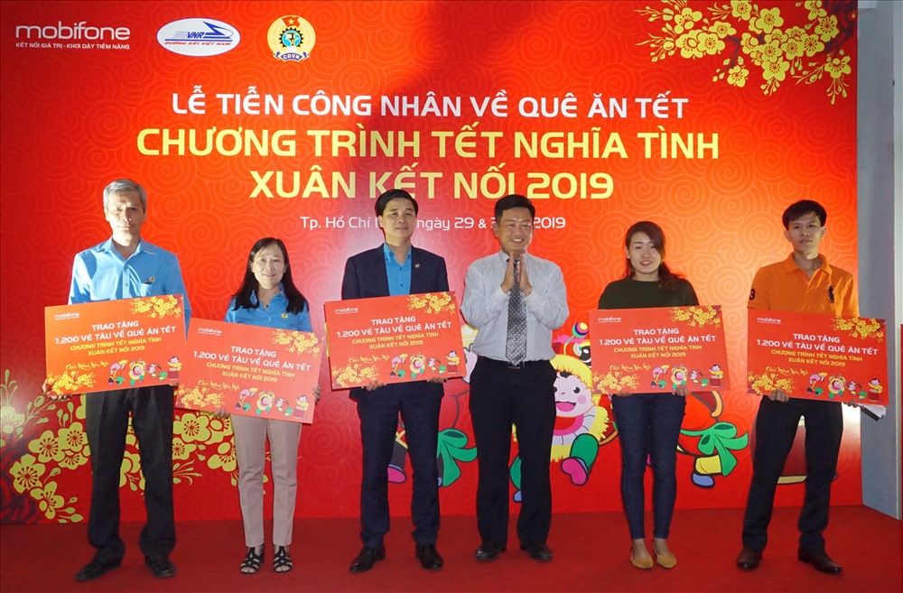 Ông Nguyễn Thanh Lâm – Phó GĐ MobiFone trao vé tàu Tết tượng trưng cho đại diện Tổng LĐLĐVN và đại diện của 1.200 công nhân