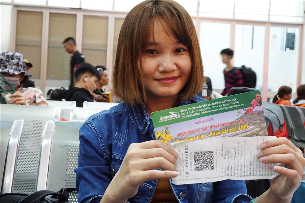 Công nhân khoe tấm vé tàu miễn phí về quê đón Tết