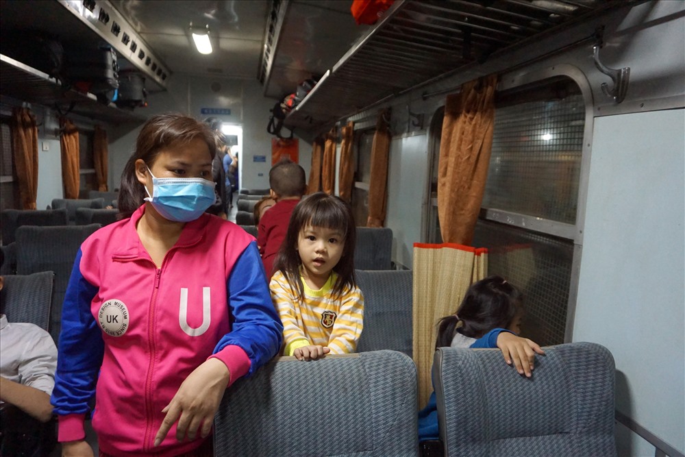 Nhiều công nhân đi trên chuyến tàu này đã nhiều năm không về quê đón Tết