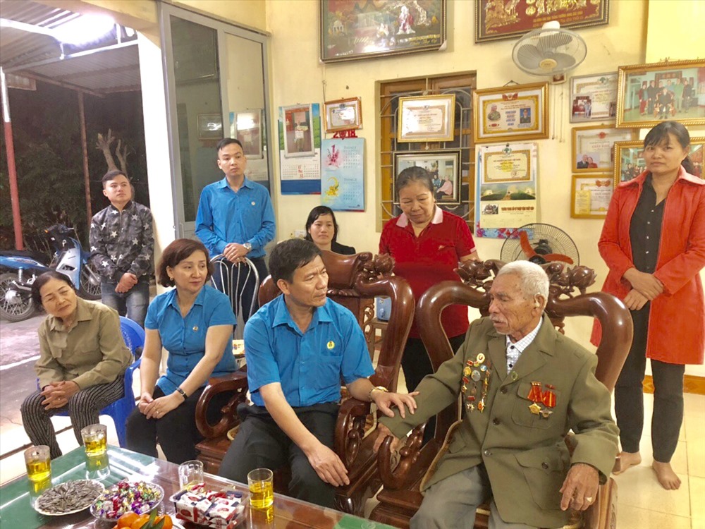 Lãnh đạo LĐLĐ tỉnh Điện Biên thăm hỏi, tặng quà cựu chiến binh. Ảnh: Trần Nga