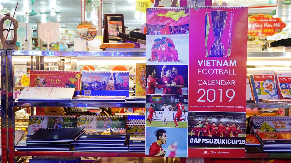 Sau một năm thi đấu thành công của ĐT Việt Nam tại các mùa giải, gian hàng tết có cả lịch in hình các cầu thủ. 