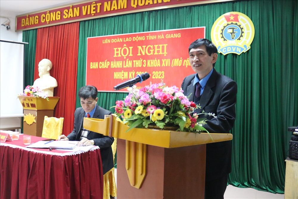 Đồng chí Nguyễn Văn Chung, Tỉnh ủy viên, Chủ tịch LĐLĐ tỉnh Hà Giang phát biểu tại Hội nghị. Ảnh: Thành Đồng 