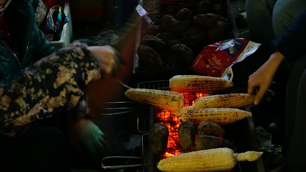 Ngô nướng, khoai nướng là món ăn đường phố khoái khẩu của nhiều người khi thời tiết lạnh giá. 