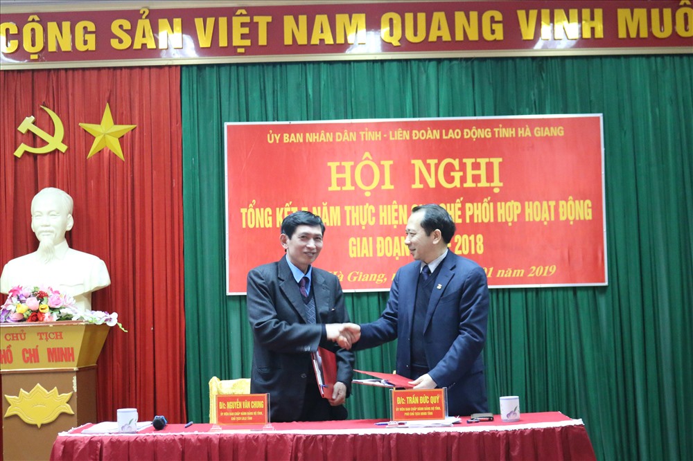 Đồng chí Nguyễn Văn Chung, Chủ tịch LĐLĐ tỉnh (trái) và đồng chí Trần Đức Quý, Phó Chủ tịch UBND tỉnh (phải) ký kết Quy chế phối hợp hoạt động giữa hai bên. 