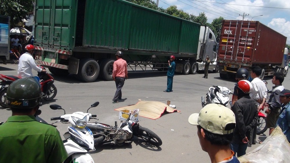 Nhiều vụ tai nạn liên quan xe container và xe máy.