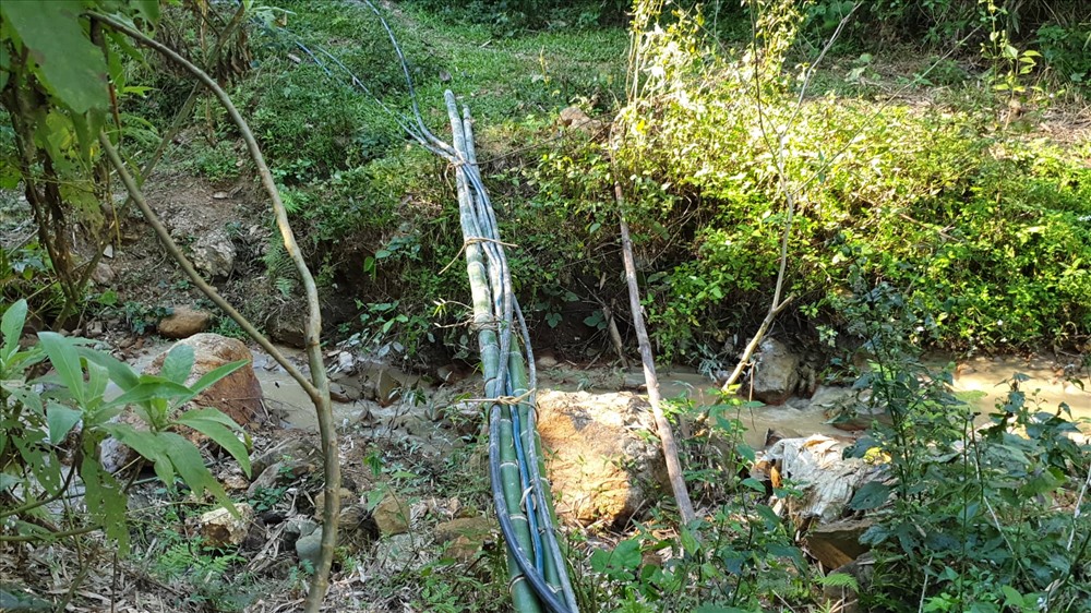 Hệ thống dẫn nước để đãi vàng và các vật dụng sinh hoạt trong lán trại của “vàng thổ phỉ”