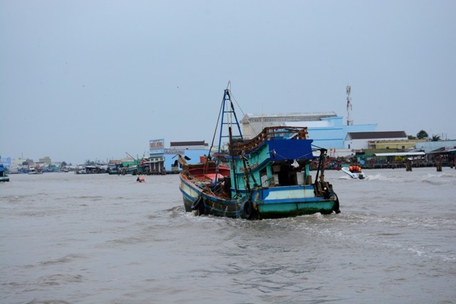 Tàu cá tìm nơi trú ấn an toàn tại Cà Mau