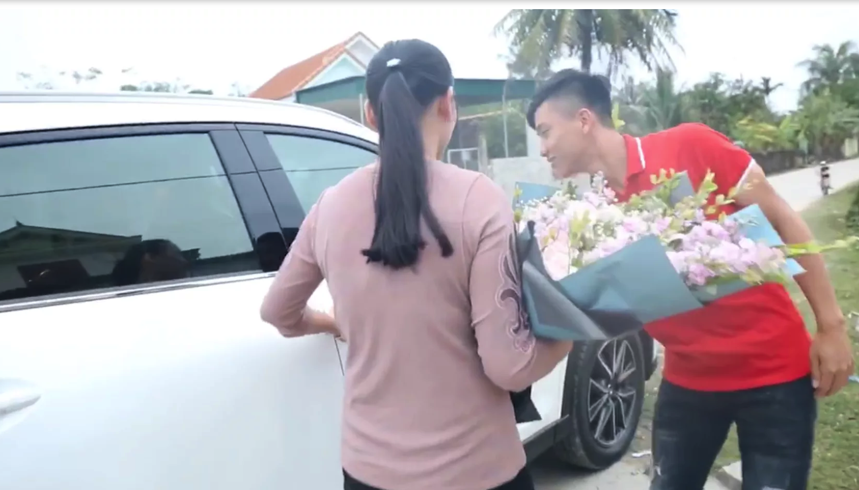 Phan Văn Đức hoàn thành tâm nguyện mua ô tô để tiện đi lại từ nhà đến đại bản doanh CLB SLNA.