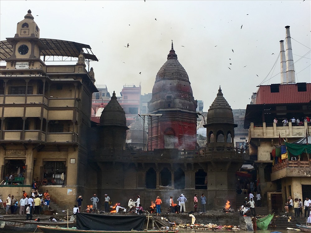 Manikarnika Ghat và các ghat nhỏ dọc sông Hằng là nơi linh thiêng nhất Ấn Độ. Ảnh: Ngọc Yến