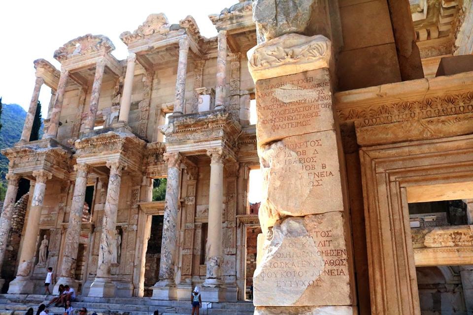 Thư viện Celsus, khánh thành vào năm 117 CN, thư viện bị người Goth hủy diệt năm 262.