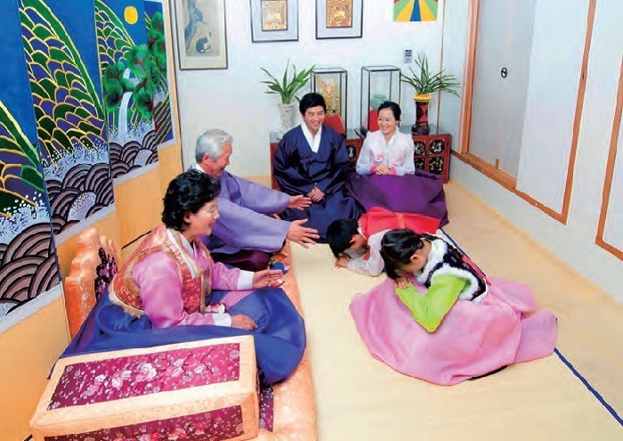 Một gia đình tại Hàn Quốc đang thực hiện nghi lễ truyền thống.