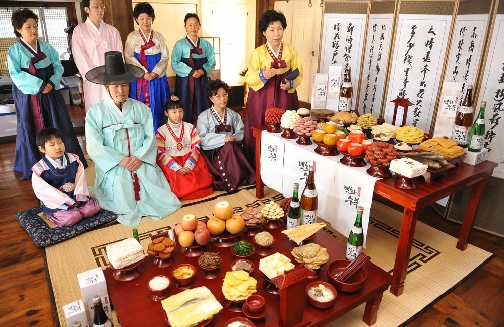 Các thành viên trong một gia đình đang hành lễ ngày mùng 1 tết âm lịch. Ảnh minh họa  