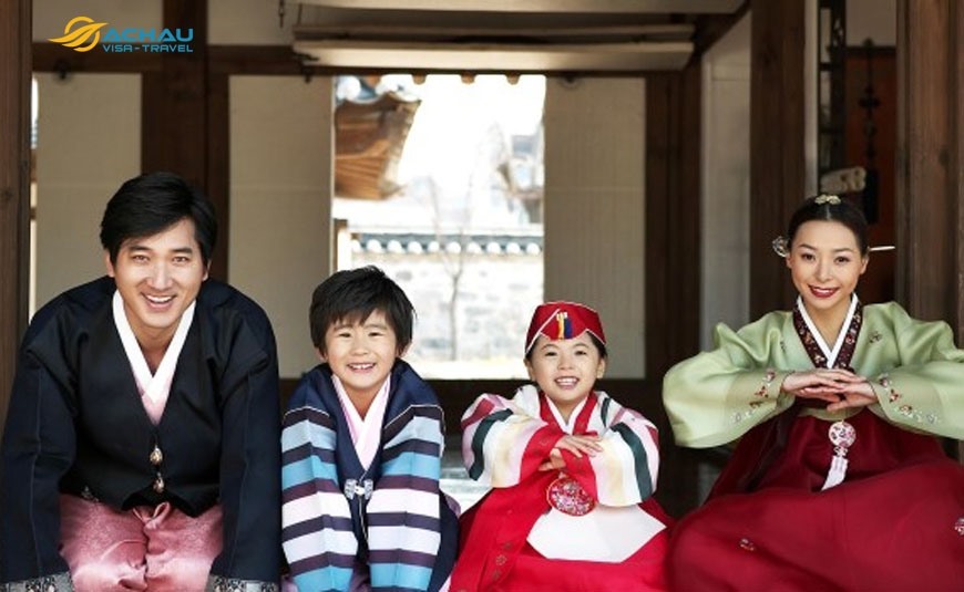 Một gia đình Hàn Quốc vui vẻ trong ngày tết âm lịch. Ảnh minh họa  