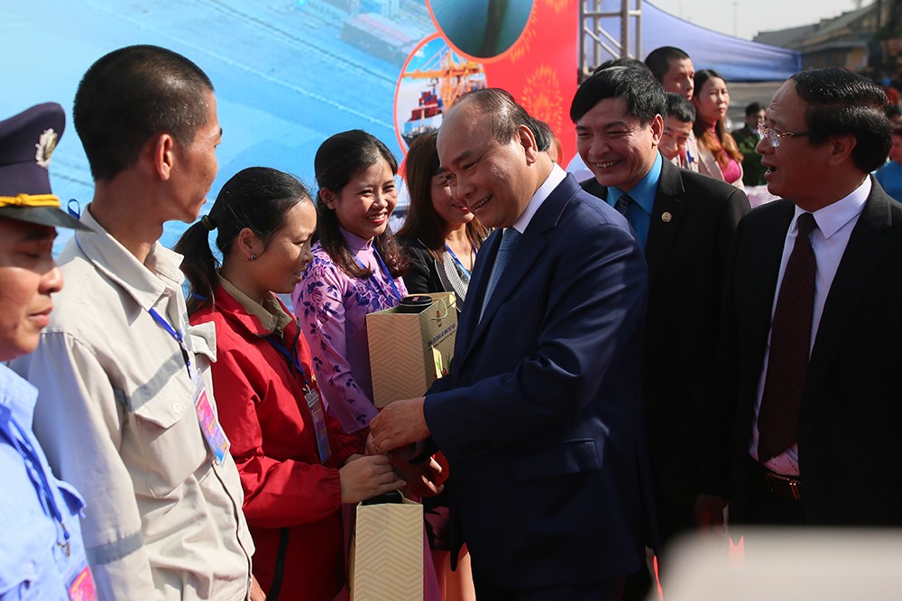 Thủ tướng Nguyễn Xuân Phúc thăm hỏi, tặng quà công nhân, người lao động có hoàn cảnh khó khăn.