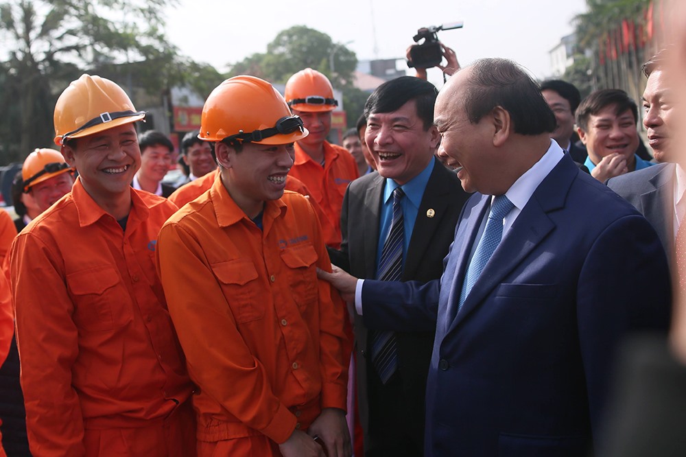 Thủ tướng Nguyễn Xuân Phúc thăm hỏi, chúc Tết công nhân, người lao động có hoàn cảnh khó khăn tham dự chương trình Tết sum vầy 2019. Ảnh: Sơn Tùng