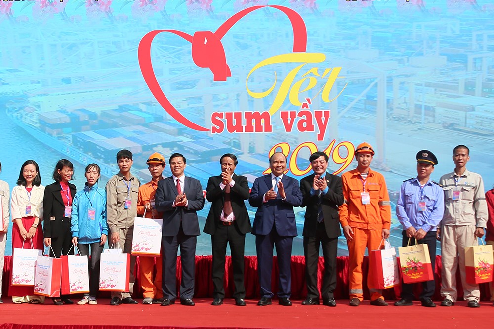 Những công nhân, người lao động đang làm việc tại cảng Hải Phòng được Thủ tướng Nguyễn Xuân Phúc thăm hỏi, tặng quà và chúc Tết.