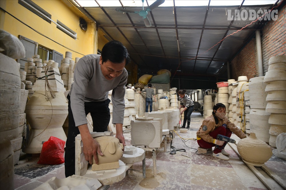 Cận kề Tết nguyên đán Kỷ Hợi 2019, nghệ nhân Vương Thế Cường ở làng gốm Bát Tràng lại tất bật cho ra lò những chú lợn đất dát vàng.