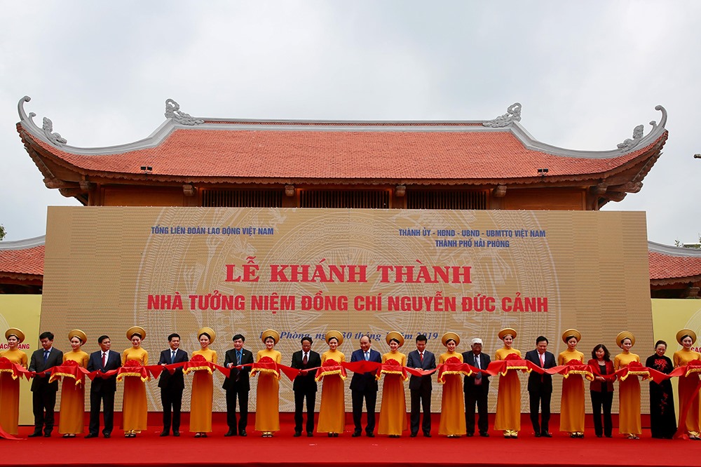 Thủ tướng Nguyễn Xuân Phúc cắt băng khánh thành Nhà tưởng niệm đồng chí Nguyễn Đức Cảnh tại Hải Phòng. Ảnh: Sơn Tùng.