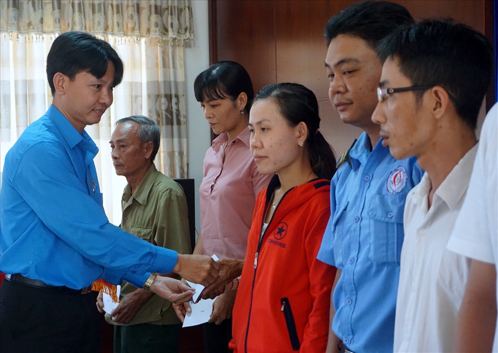 Phó chủ tịch LĐLĐ Bạc Liêu Huỳnh Hoàng Anh trao quà cho CNVCLĐ tại “Tết sum vầy” chiều 30.1