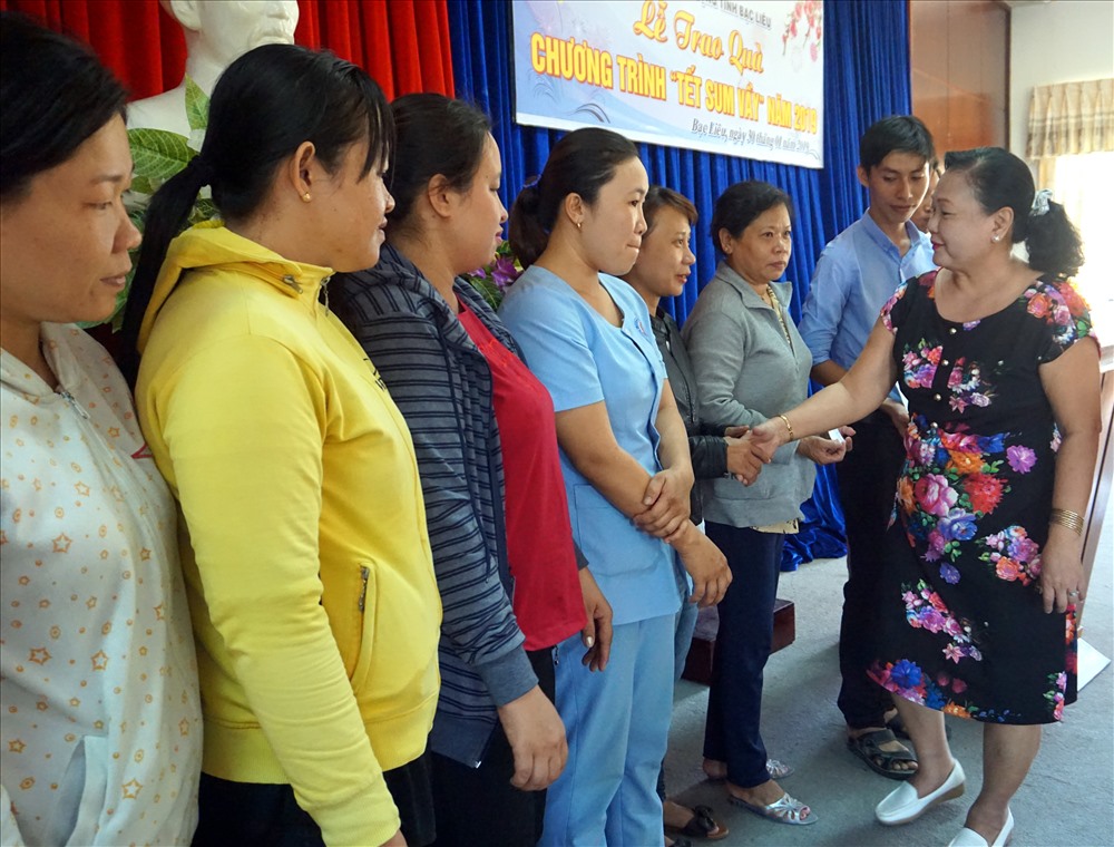 Công đoàn Y tế Bạc Liêu trao quà cho CNVCLĐ tại “Tết sum vầy” 