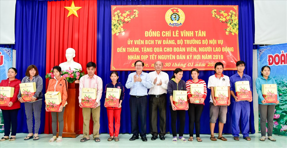 Bộ trưởng Lê Vĩnh Tân cùng lãnh đạo địa phương trao quà cho công nhân lao động. (Ảnh; TR.N)