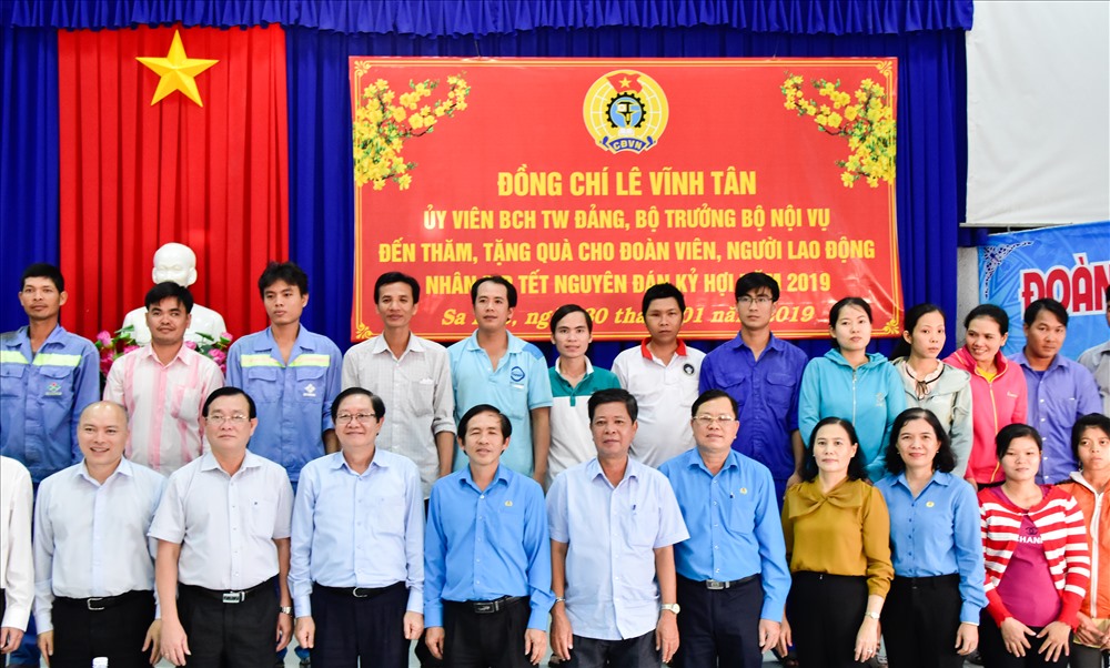 Bộ trưởng Lê Vĩnh Tân chụp ảnh lưu niệm cùng đại diện công nhân lao động, lãnh đạo địa phương và LĐLĐ tỉnh Đồng Tháp. (Ảnh: TR.N)