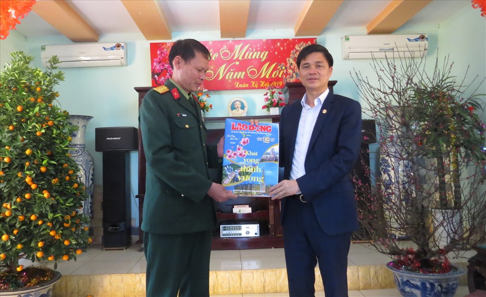 Phó Chủ tịch Tổng LĐLĐVN Ngọ Duy Hiểu (phải) tặng Báo Lao Động Xuân Kỉ Hợi 2019 cho cán bộ, chiến sĩ Trung đoàn 36.