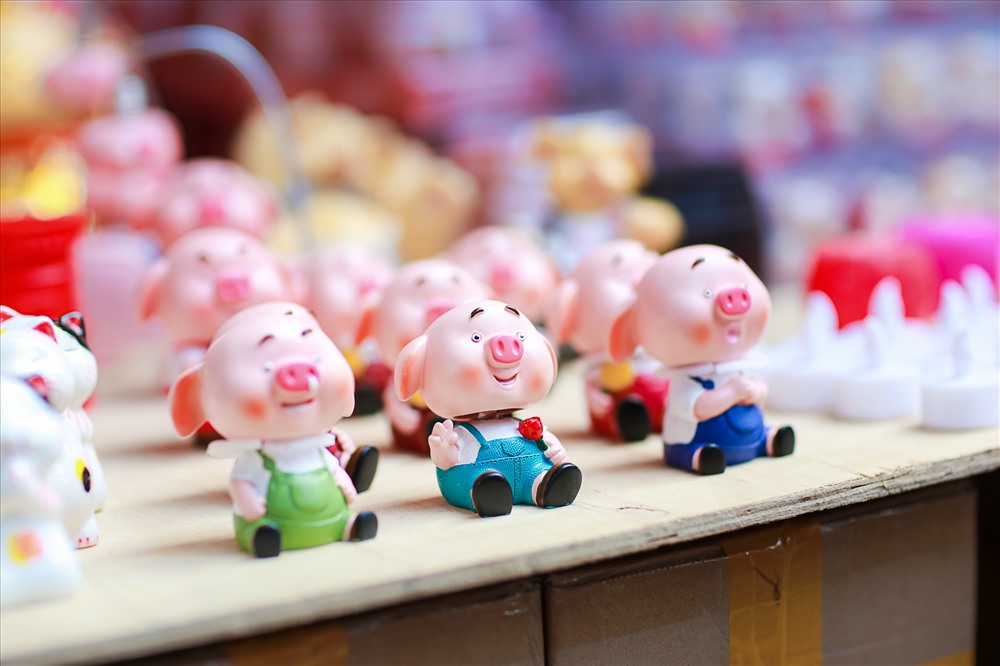 Những đồ vật lợn để trang trí tràn lan khắp khu chợ. 